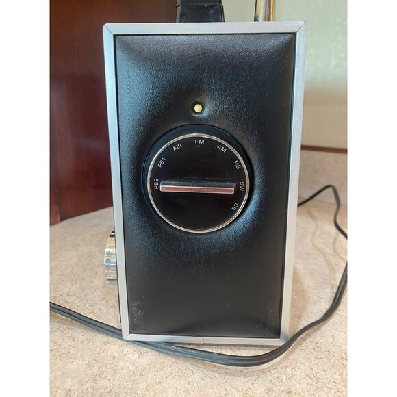 Vintage Montgomery Ward Airline FM/AM/CB 8 Band IC Solid State Radio Model GEN-1 - Picture 6 of 8